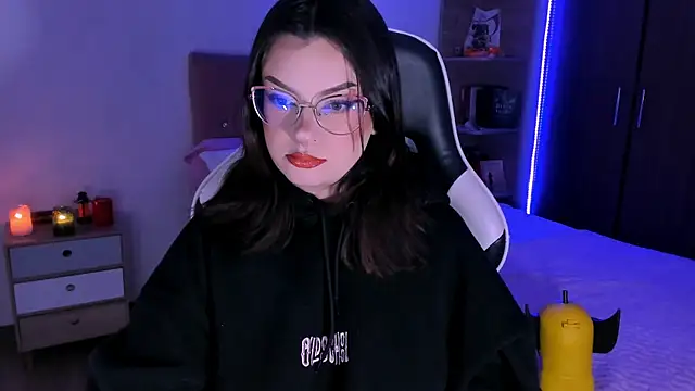 Snapshot of OphelianaRose33 chatting on November 21, 9:57 pm OphelianaRose33 online show from November 21, 9:57 pm