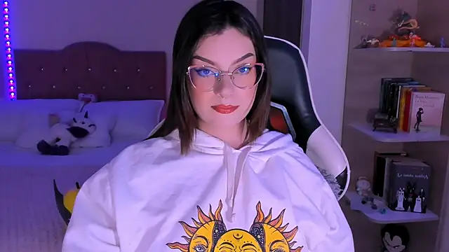 Snapshot of OphelianaRose33 chatting on December 18, 9:54 pm OphelianaRose33 online show from December 18, 9:54 pm