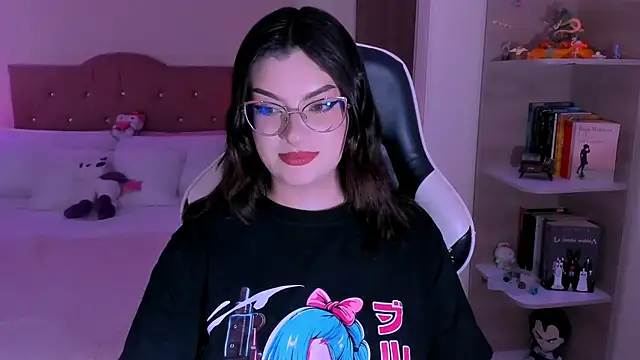 Snapshot of OphelianaRose33 chatting on December 19, 10:28 pm OphelianaRose33 online show from December 19, 10:28 pm