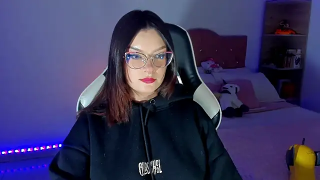 Snapshot of OphelianaRose33 chatting on April 9, 11:21 pm OphelianaRose33 online show from April 9, 11:21 pm