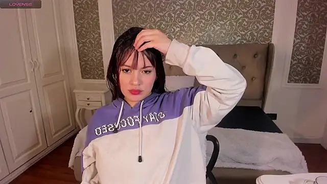 Snapshot of Jolie_price chatting on December 5, 3:26 am Jolie price online show from December 5, 3:26 am