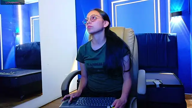 Snapshot of katalina07_1 chatting on June 23, 9:02 pm katalina07 1 online show from June 23, 9:02 pm