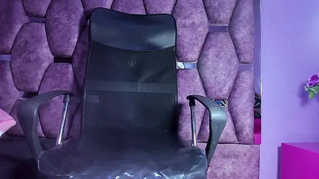 Emy Latin online show from November 24, 8:08 pm