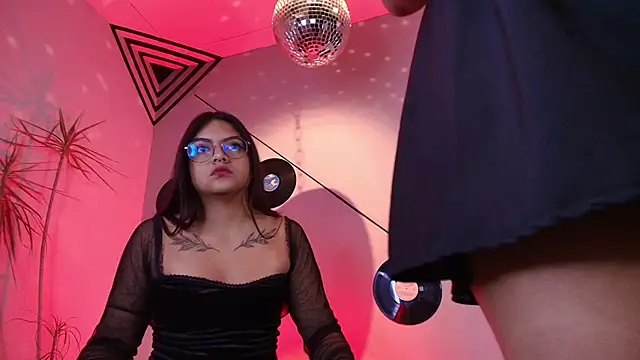 Snapshot of Lilith_and_Khloe chatting on September 13, 11:21 am Lilith and Khloe online show from September 13, 11:21 am