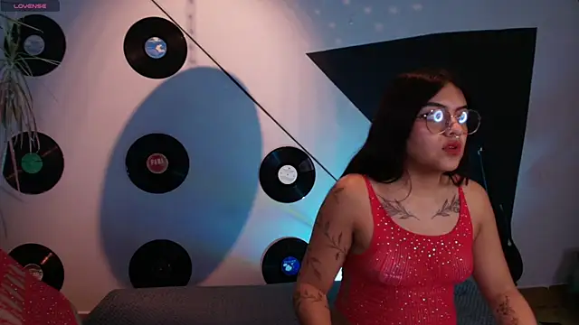 Snapshot of Lilith_and_Khloe chatting on September 19, 11:22 am Lilith and Khloe online show from September 19, 11:22 am