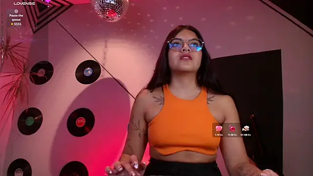 Snapshot of Lilith_and_Khloe chatting on September 20, 11:33 am Lilith and Khloe online show from September 20, 11:33 am