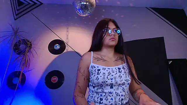 Snapshot of Lilith_and_Khloe chatting on October 7, 11:29 am Lilith and Khloe online show from October 7, 11:29 am