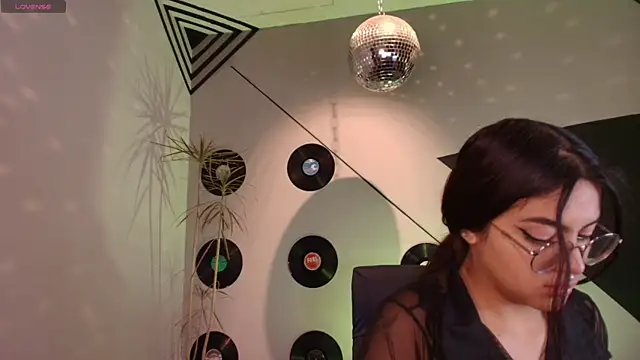 Snapshot of Lilith_and_Khloe chatting on October 19, 11:22 am Lilith and Khloe online show from October 19, 11:22 am