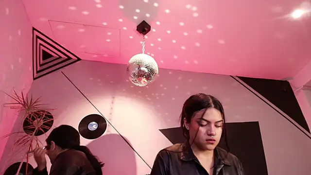 Snapshot of Lilith_and_Khloe chatting on October 22, 11:21 am Lilith and Khloe online show from October 22, 11:21 am