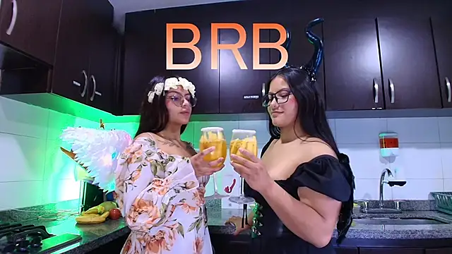 Snapshot of Lilith_and_Khloe chatting on November 4, 11:20 am Lilith and Khloe online show from November 4, 11:20 am