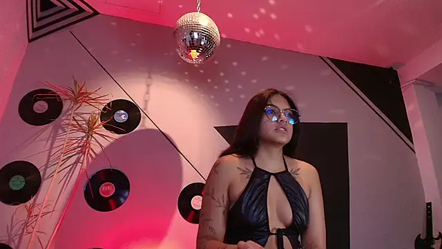 Snapshot of Lilith_and_Khloe chatting on November 5, 11:21 am Lilith and Khloe online show from November 5, 11:21 am