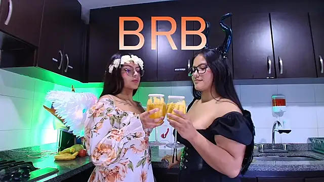 Snapshot of Lilith_and_Khloe chatting on November 6, 11:22 am Lilith and Khloe online show from November 6, 11:22 am