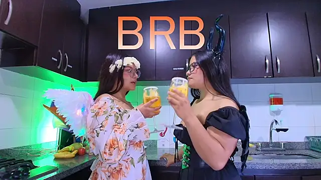 Snapshot of Lilith_and_Khloe chatting on November 11, 11:21 am Lilith and Khloe online show from November 11, 11:21 am