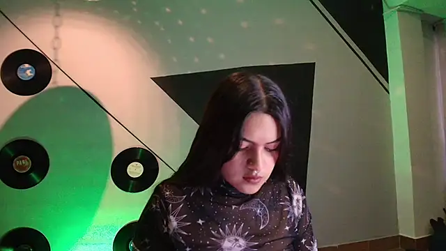 Snapshot of Lilith_and_Khloe chatting on November 15, 11:18 am Lilith and Khloe online show from November 15, 11:18 am