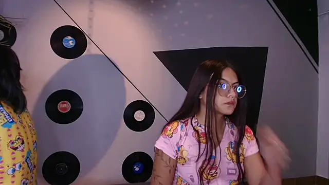 Snapshot of Lilith_and_Khloe chatting on November 25, 11:21 am Lilith and Khloe online show from November 25, 11:21 am