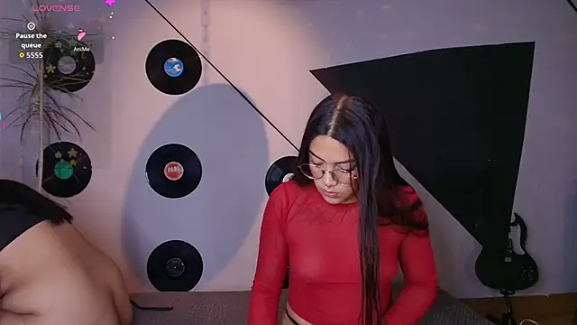 Snapshot of Lilith_and_Khloe chatting on November 28, 11:24 am Lilith and Khloe online show from November 28, 11:24 am