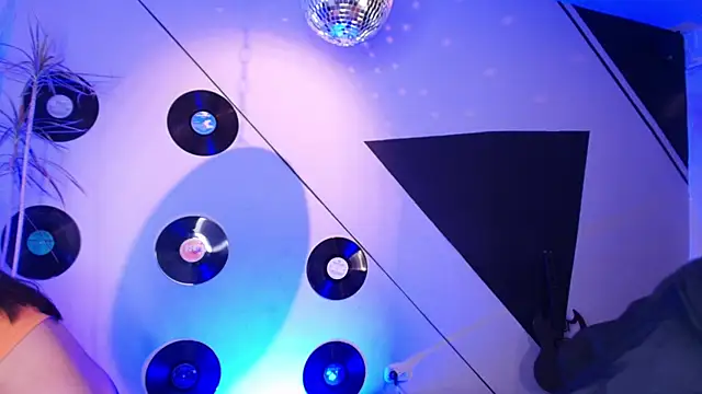 Snapshot of Lilith_and_Khloe chatting on November 29, 11:24 am Lilith and Khloe online show from November 29, 11:24 am