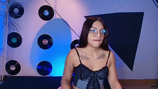 Snapshot of Lilith_and_Khloe chatting on December 3, 11:19 am Lilith and Khloe online show from December 3, 11:19 am