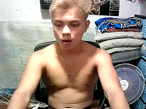 Snapshot of Pinoy_slutcummer69 chatting on June 3, 8:17 am Pinoy slutcummer69 online show from June 3, 8:17 am