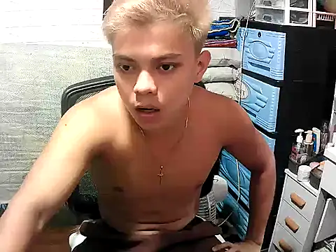 Snapshot of Pinoy_slutcummer69 chatting on June 6, 8:30 am Pinoy slutcummer69 online show from June 6, 8:30 am