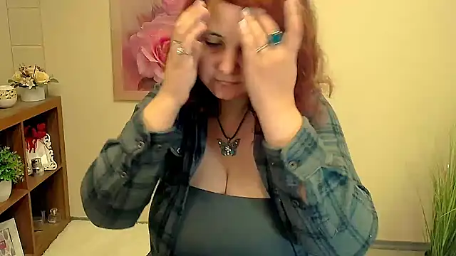 Snapshot of TwoBigSuns chatting on September 25, 7:23 am TwoBigSuns online show from September 25, 7:23 am