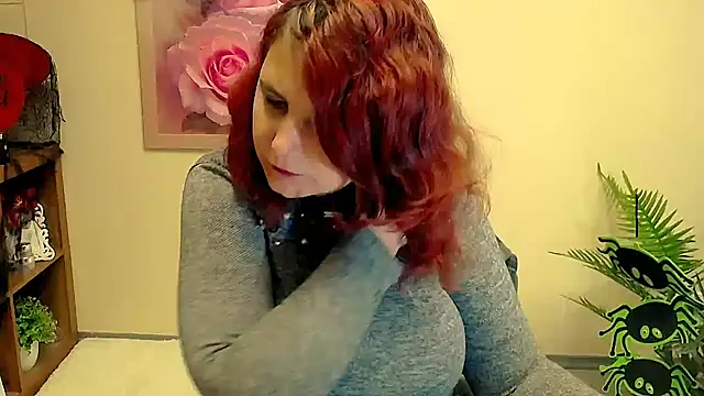 Snapshot of TwoBigSuns chatting on October 17, 7:33 am TwoBigSuns online show from October 17, 7:33 am