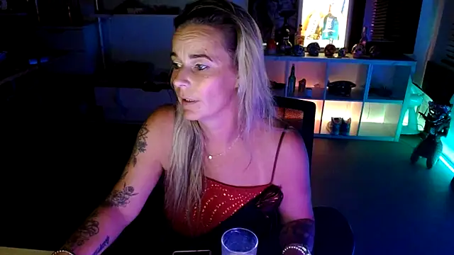 Snapshot of Mrs-Aurora chatting on October 5, 8:07 pm Mrs-Aurora online show from October 5, 8:07 pm