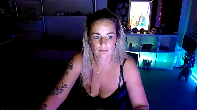 Snapshot of Mrs-Aurora chatting on October 12, 6:29 pm Mrs-Aurora online show from October 12, 6:29 pm