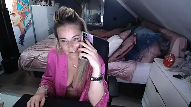 Mrs-Aurora online show from April 23, 6:10 pm