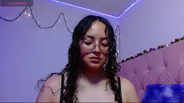 Snapshot of manumeow1 chatting on December 1, 10:26 pm manumeow1 online show from December 1, 10:26 pm