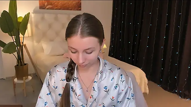 JulieDaniel online show from March 31, 8:37 am