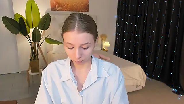 JulieDaniel online show from April 22, 8:17 am