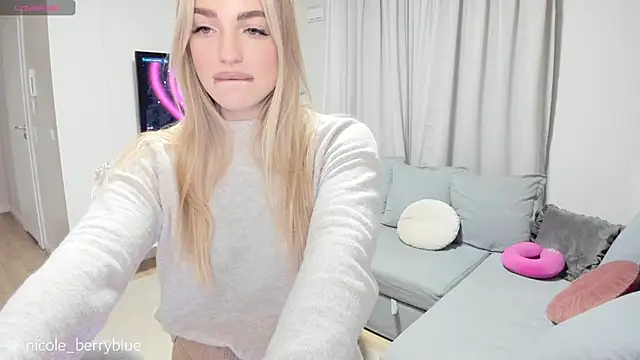 Snapshot of nicole_blueberry chatting on October 19, 4:18 pm nicole blueberry online show from October 19, 4:18 pm