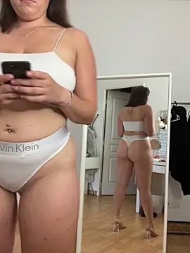 Snapshot of chloedlm5 chatting on September 11, 10:04 am chloedlm5 online show from September 11, 10:04 am