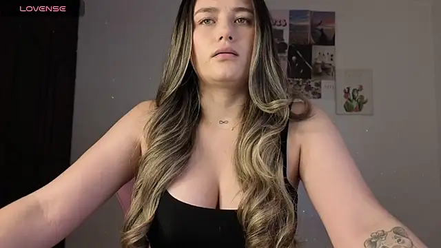 Snapshot of Veronika__Winslow_ chatting on April 28, 6:51 am Veronika Winslow online show from April 28, 6:51 am