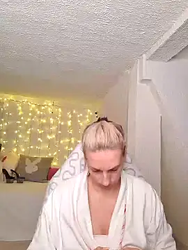 Snapshot of SexyJulia21 chatting on December 14, 11:50 am SexyJulia21 online show from December 14, 11:50 am