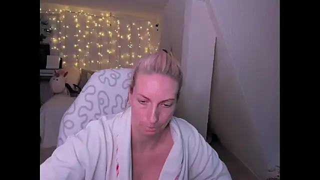 Snapshot of SexyJulia21 chatting on December 14, 5:47 pm SexyJulia21 online show from December 14, 5:47 pm