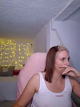 Snapshot of SexyJulia21 chatting on February 10, 12:08 pm SexyJulia21 online show from February 10, 12:08 pm