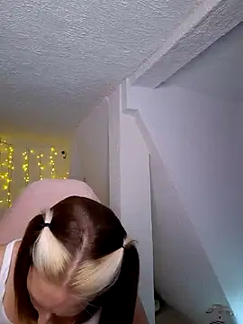 Snapshot of SexyJulia21 chatting on February 12, 12:44 pm SexyJulia21 online show from February 12, 12:44 pm