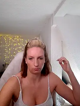 Snapshot of SexyJulia21 chatting on February 28, 9:15 am SexyJulia21 online show from February 28, 9:15 am