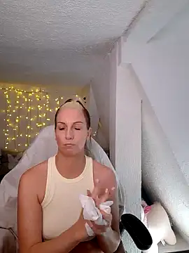 Snapshot of SexyJulia21 chatting on March 6, 10:20 am SexyJulia21 online show from March 6, 10:20 am