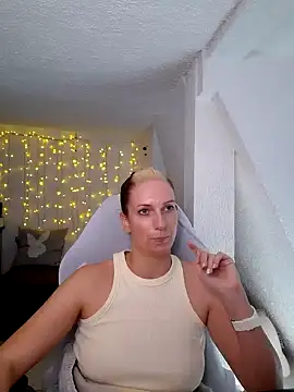 Snapshot of SexyJulia21 chatting on March 7, 9:40 am SexyJulia21 online show from March 7, 9:40 am