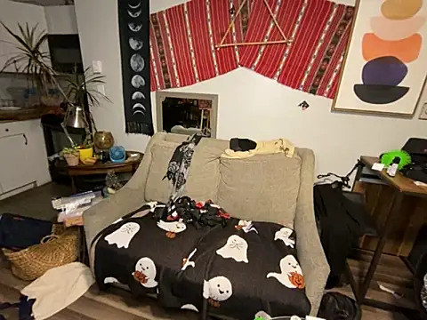 SalemStratton online show from December 17, 12:05 am