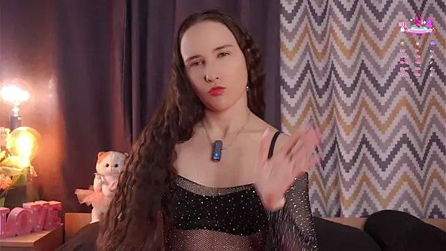 Snapshot of MaudAle chatting on December 3, 1:02 am MaudAle online show from December 3, 1:02 am