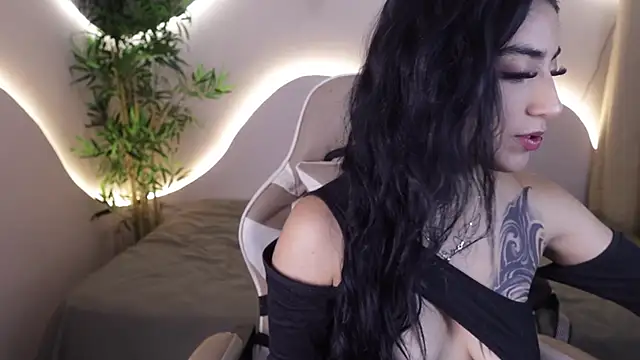 Snapshot of Emma_and_Issac chatting on November 26, 6:14 am Emma and Issac online show from November 26, 6:14 am