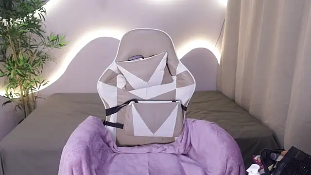 Snapshot of Emma_and_Issac chatting on November 27, 4:14 am Emma and Issac online show from November 27, 4:14 am