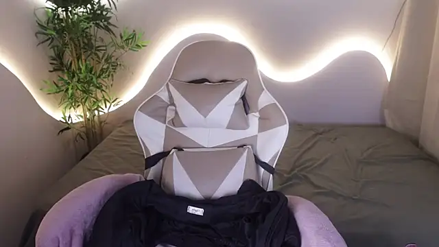 Snapshot of Emma_and_Issac chatting on November 28, 4:48 am Emma and Issac online show from November 28, 4:48 am