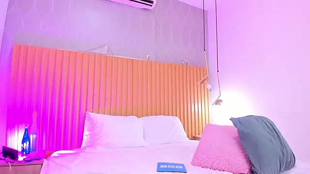 Snapshot of danaalamiri chatting on September 17, 9:05 pm danaalamiri online show from September 17, 9:05 pm