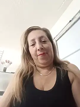 Snapshot of Estefania_Arce chatting on August 8, 10:23 pm Estefania Arce online show from August 8, 10:23 pm