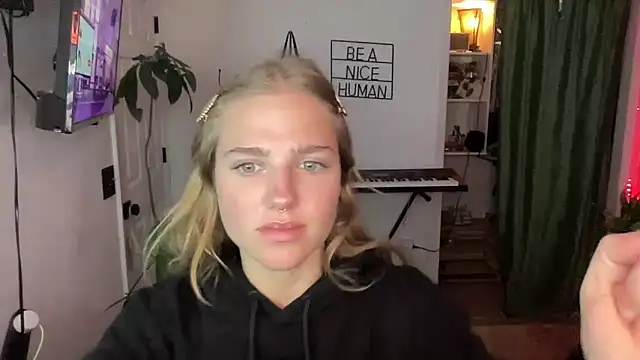 Snapshot of sweetceeme chatting on October 20, 3:18 am sweetceeme online show from October 20, 3:18 am